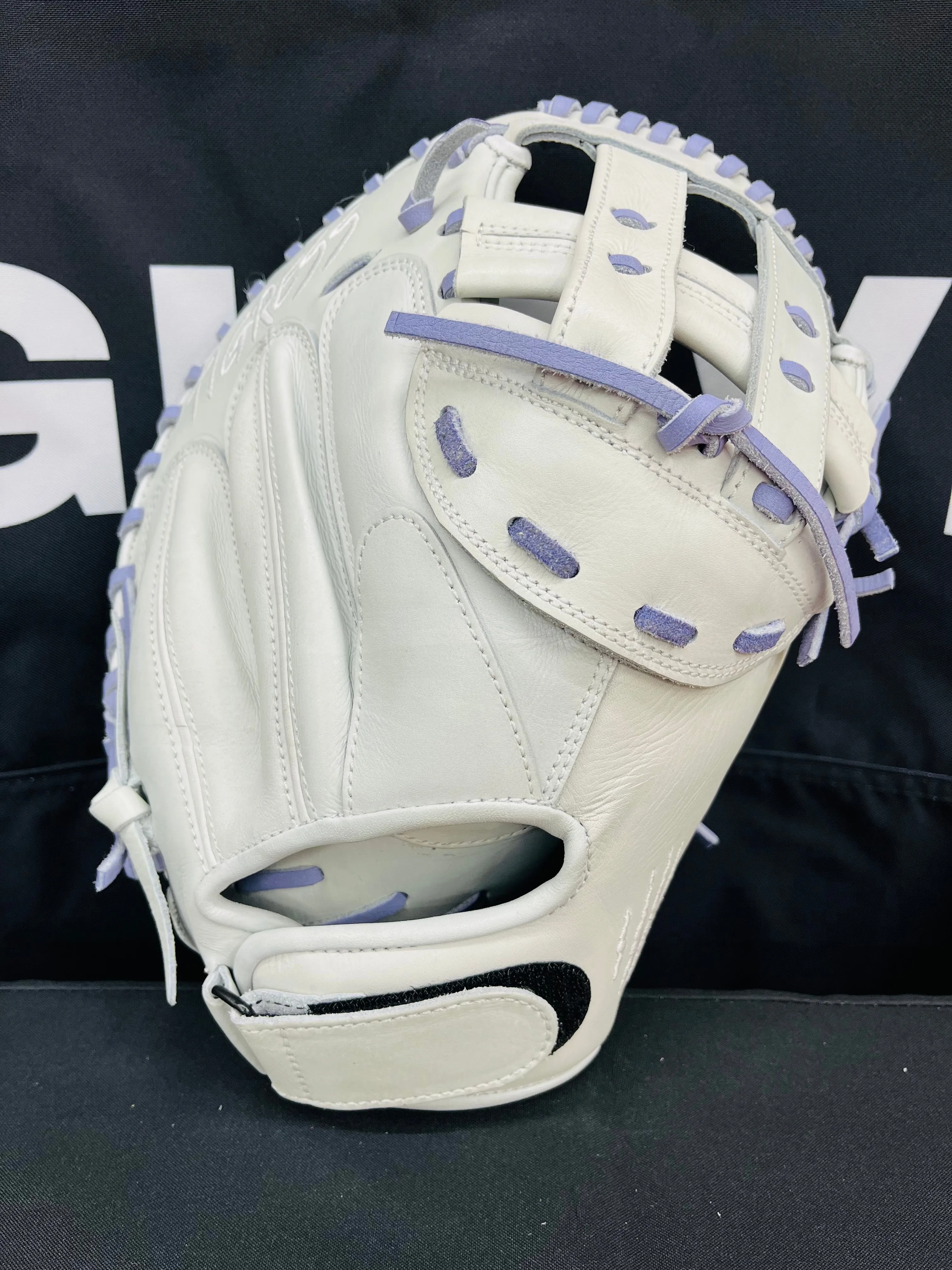 CUB 33" RHT CATCHERS MITT LAVENDER LACE